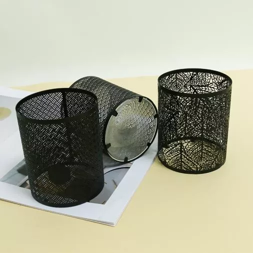 Kerzenhalter aus schwarzem Metall