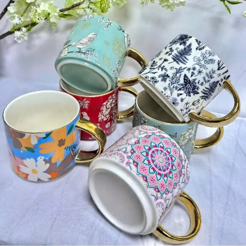 Keramikbecher mit galvanisiertem Goldgriff