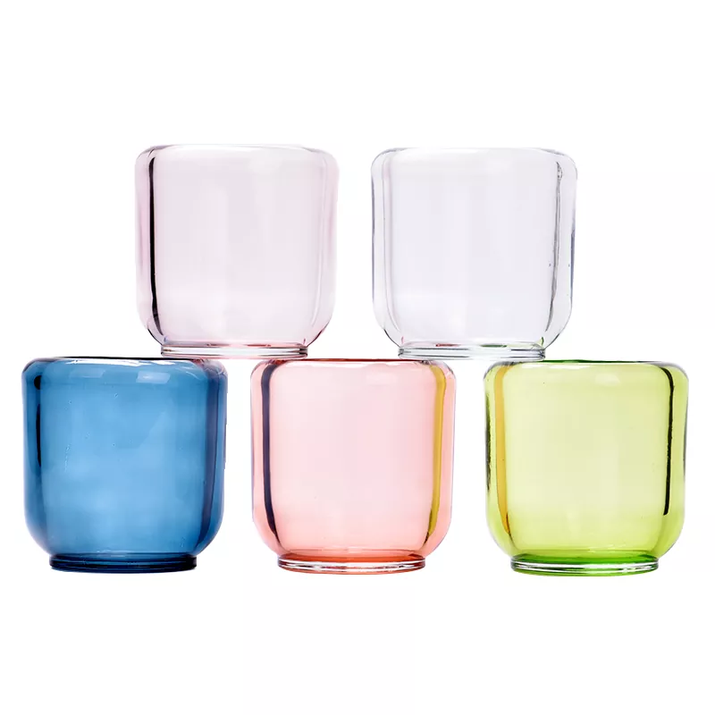 Farbiger Kerzenhalter aus Glas Farbiger Kerzenhalter aus Glas