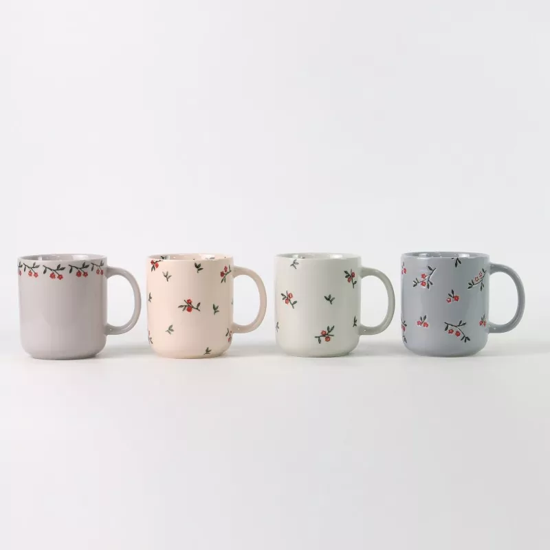 Keramikbecher mit Blumenmuster