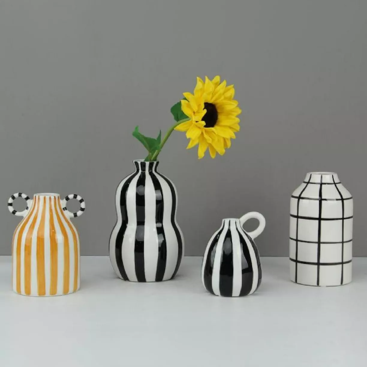 Keramikvase mit geometrischer Linie Keramikvase mit geometrischer Linie