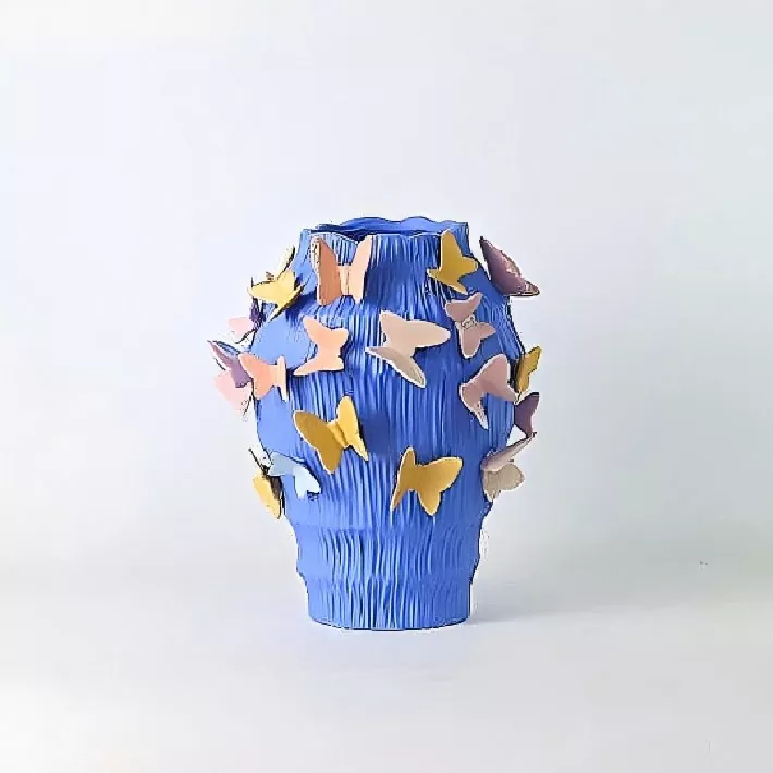 Handgefertigte Keramikvase mit tanzenden Schmetterlingen Handgefertigte Keramikvase mit tanzenden Schmetterlingen