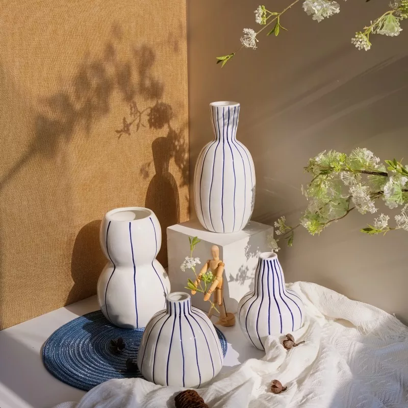 Moderne blau gestreifte Keramikvase