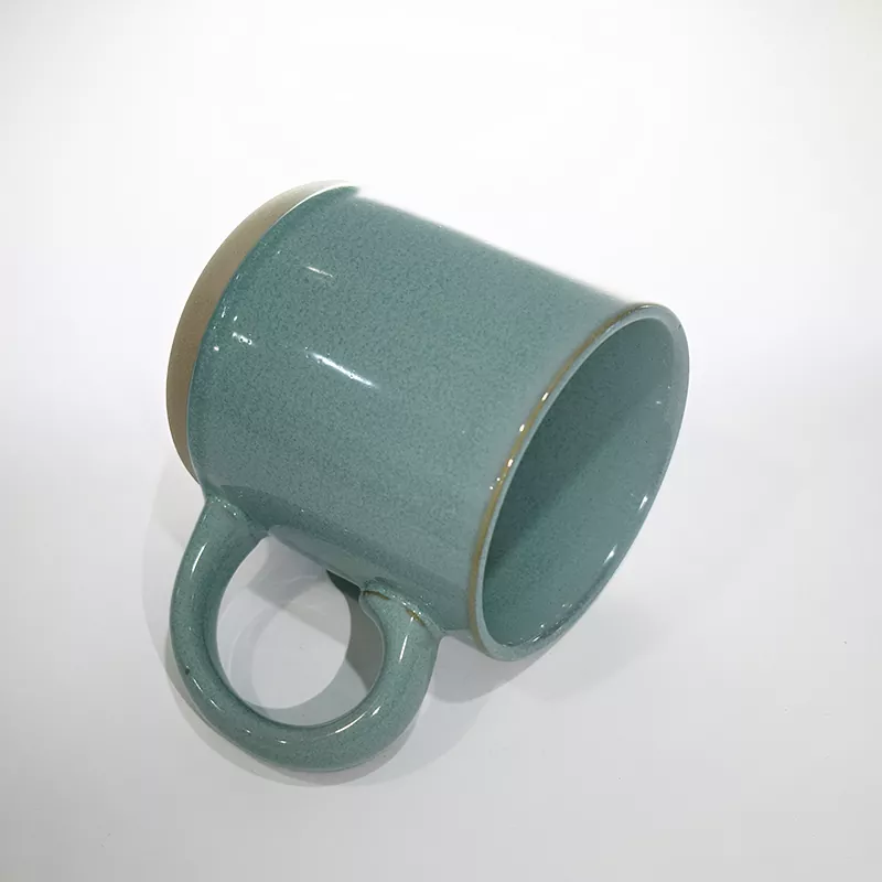 Schlichte, moderne Keramik-Reisetasse in Blau