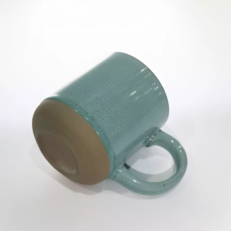 Schlichte, moderne Keramik-Reisetasse in Blau