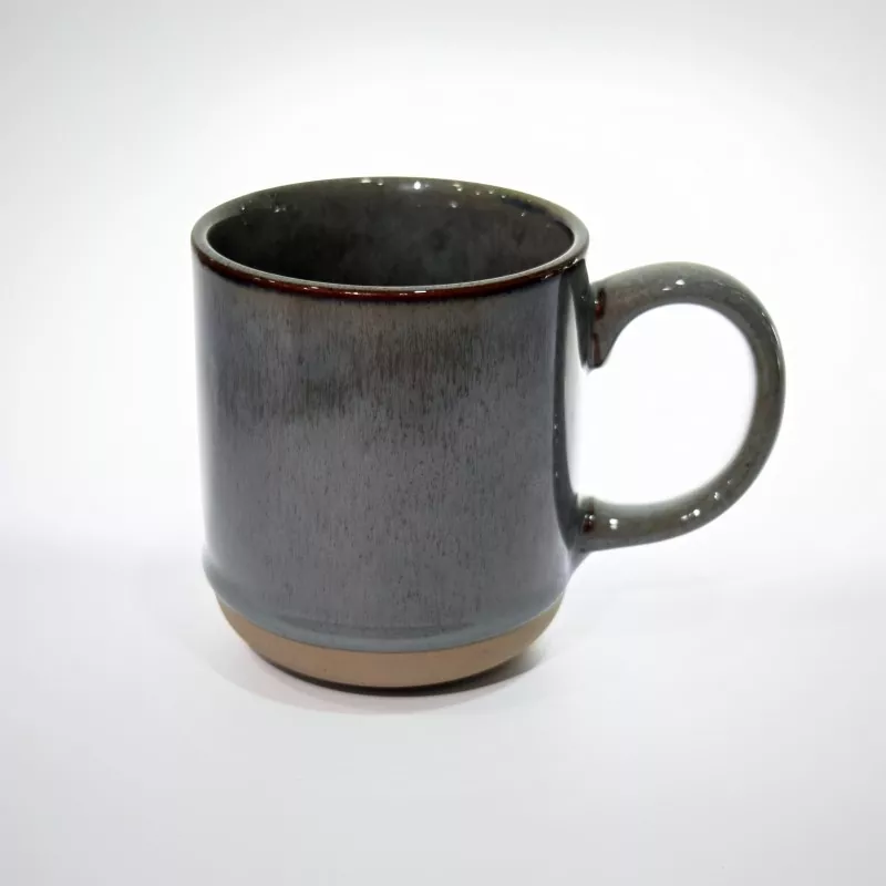 Schlichte, moderne Keramik-Reisetasse in Grau