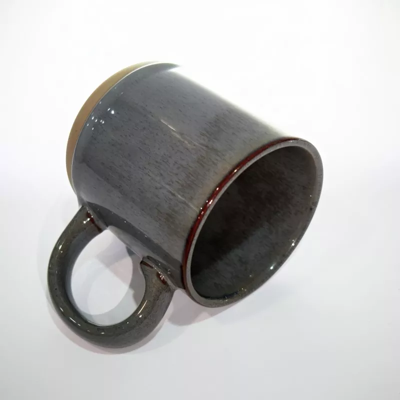 Schlichte, moderne Keramik-Reisetasse in Grau