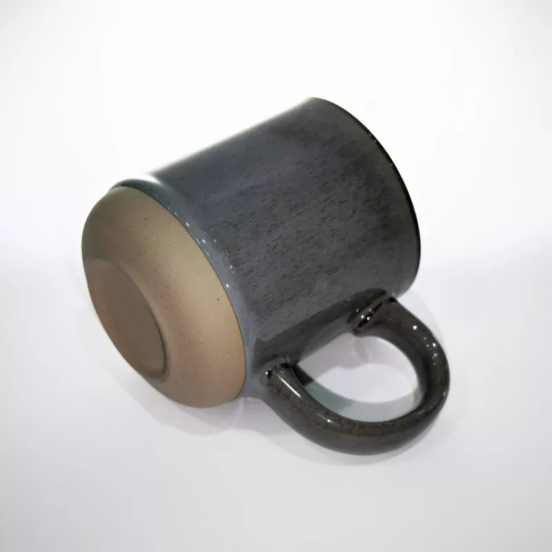 Schlichte, moderne Keramik-Reisetasse in Grau