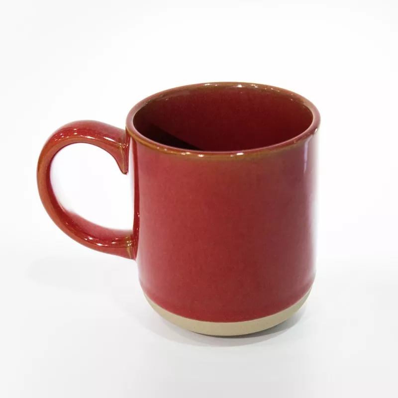 Schlichte, moderne Keramik-Reisetasse in Rot