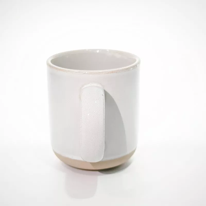 Schlichte, moderne Keramik-Reisetasse in Weiß