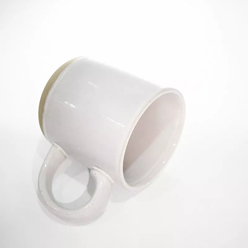 Schlichte, moderne Keramik-Reisetasse in Weiß