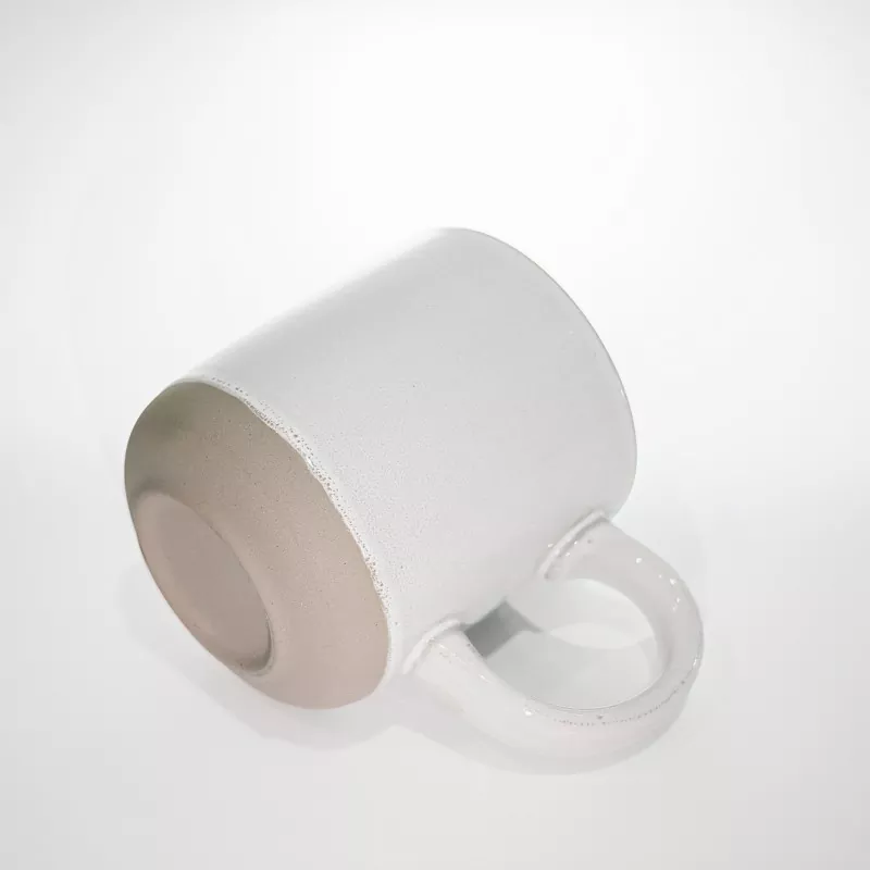 Schlichte, moderne Keramik-Reisetasse in Weiß