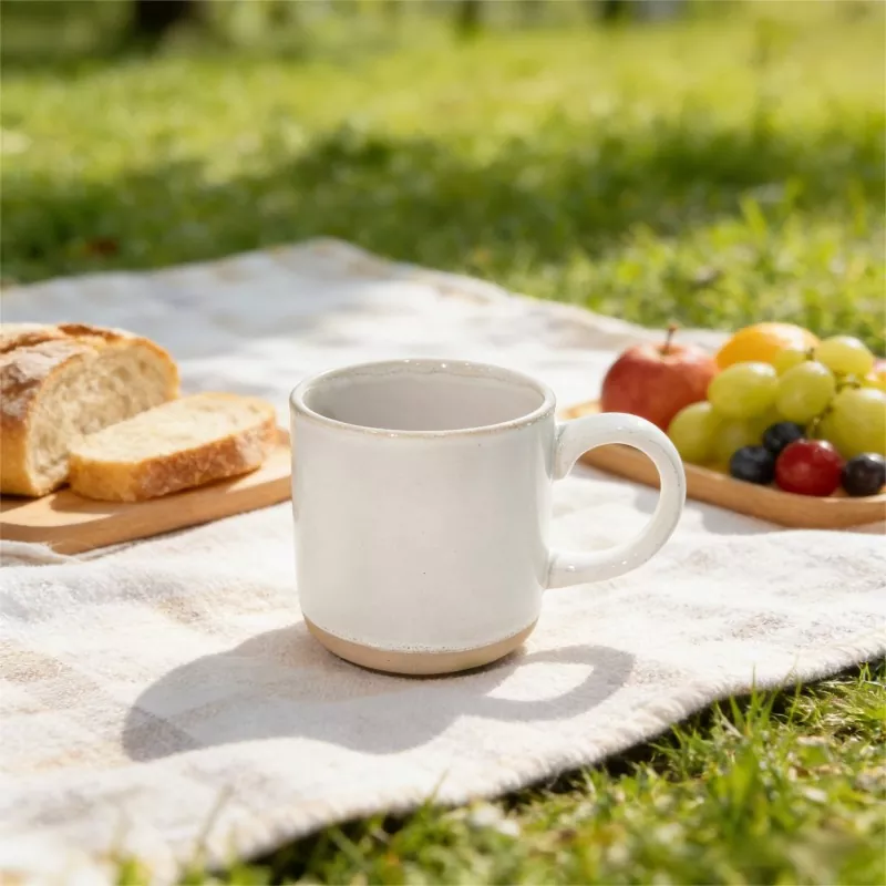 Schlichte, moderne Keramik-Reisetasse in Weiß