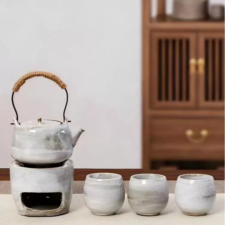 Traditionelles Teetassen-Set mit Teekanne