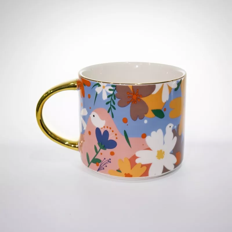 Lebhafte, florale Keramiktasse mit Goldbesatz