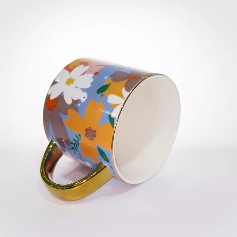 Lebhafte, florale Keramiktasse mit Goldbesatz