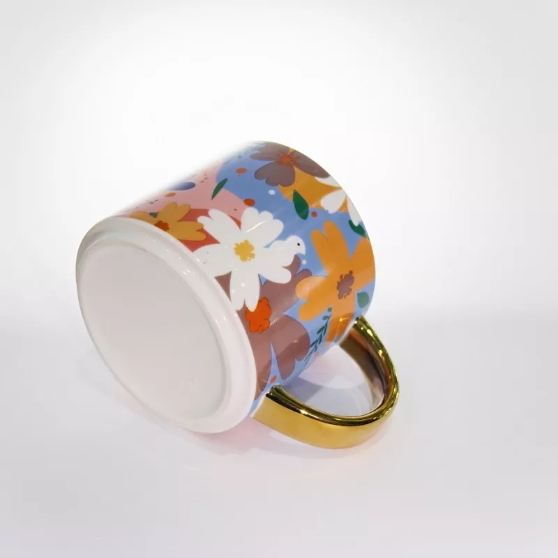 Lebhafte, florale Keramiktasse mit Goldbesatz